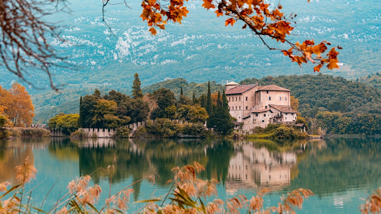 Lago di Toblino in autunno