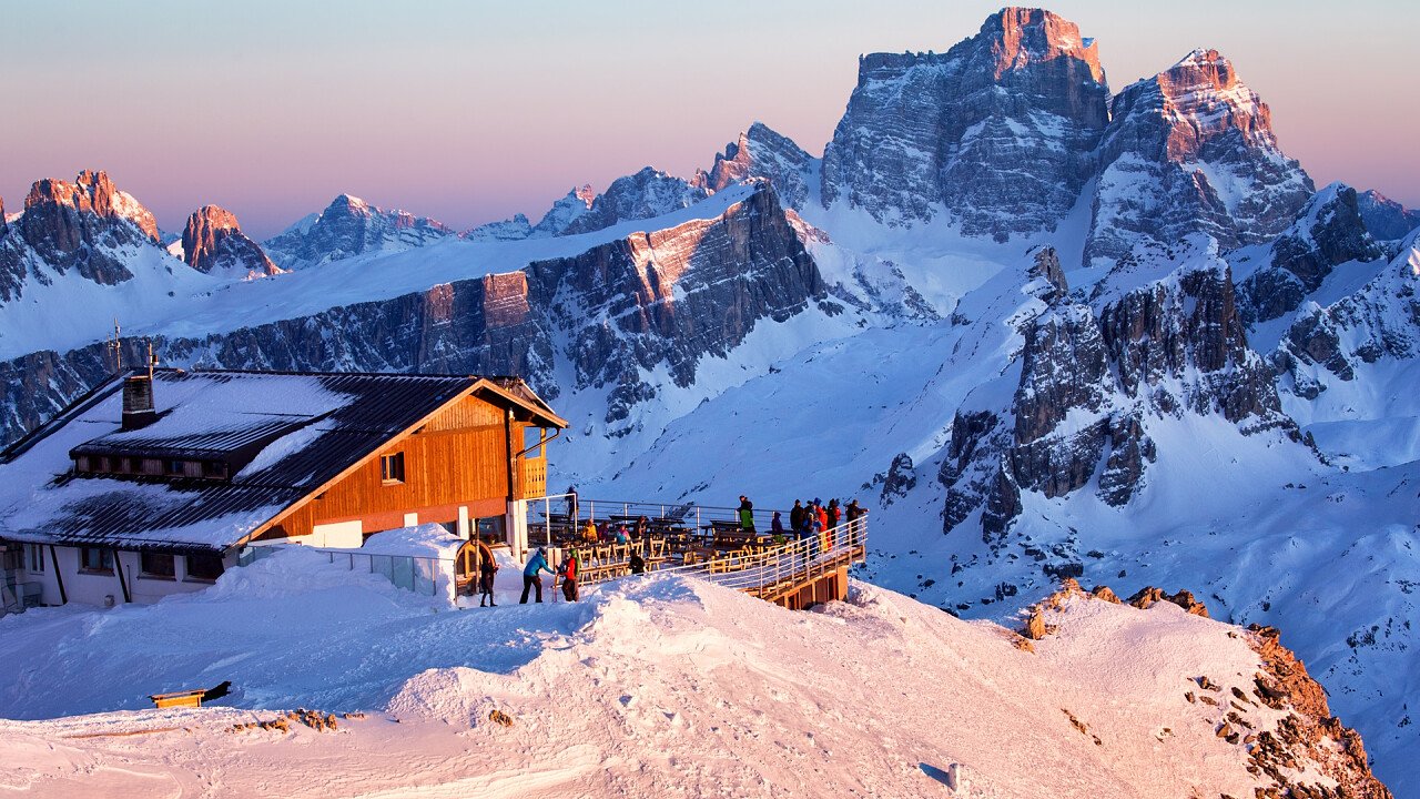 Cortina D Ampezzo Vacanze Da Vip Tra Sci Eventi Shopping E