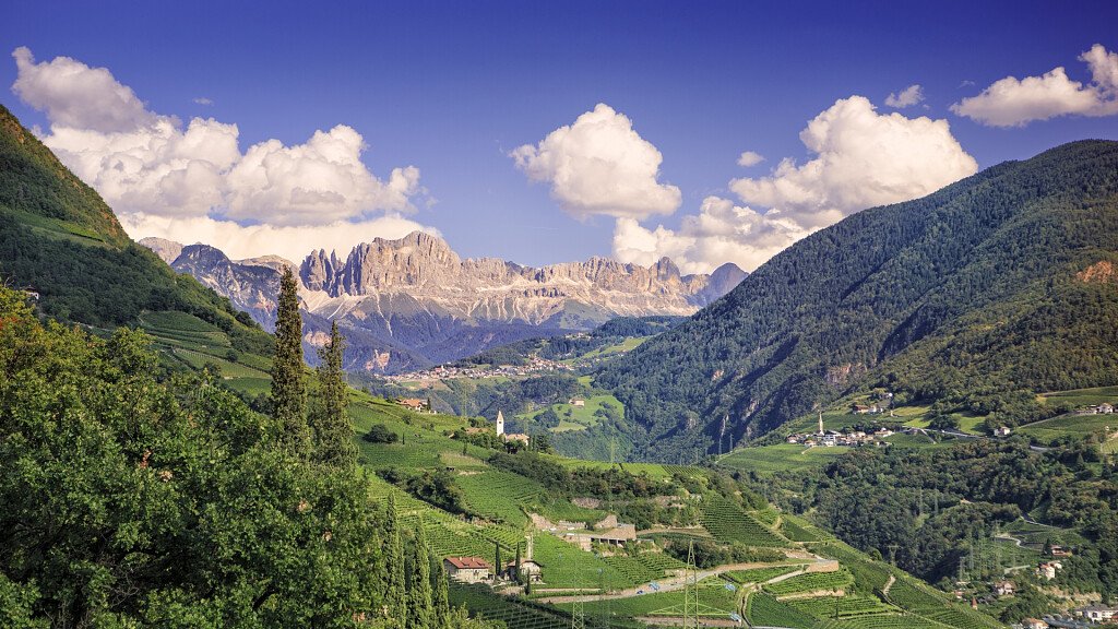 Val d'Ega: vacanze estive e invernali, natura, arte e cultura