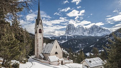 St. Jakobskirche bei St. Ulrich im Winter