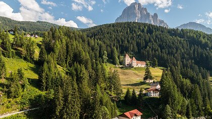 St Christina in Herbst mit Schnee