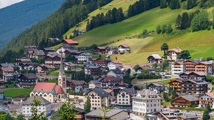 Santa Cristina in autunno con la neve