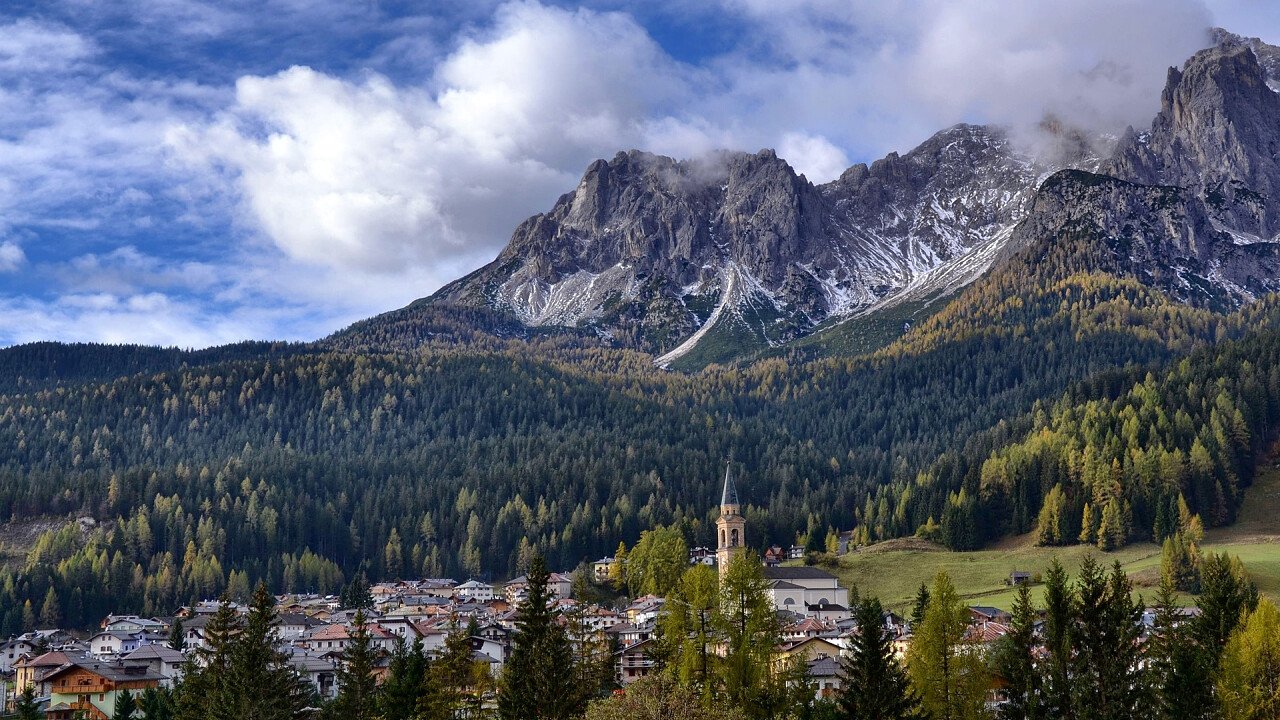 paese_e_montagne_comelico_superiore_shutterstock