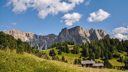 Casa di legno immersa nella neve a Selva Val Gardena