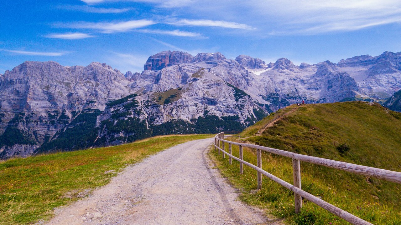 Strada di montagna nelle Dolomiti di Brenta sopra Massimeno