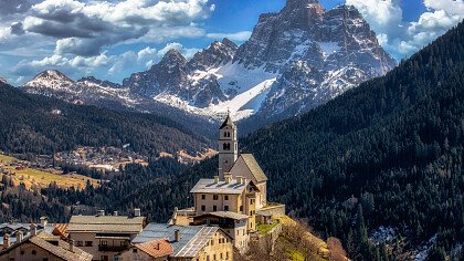 panorama_autumn_in_colle_santa_lucia_dreamstime_fesus_robert