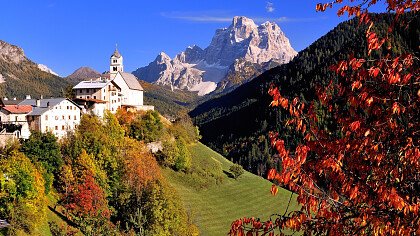 panorama_autumn_in_colle_santa_lucia_dreamstime_fesus_robert