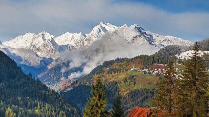 panorama_autumn_in_colle_santa_lucia_dreamstime_fesus_robert