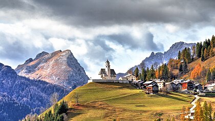 panorama_autumn_in_colle_santa_lucia_dreamstime_fesus_robert