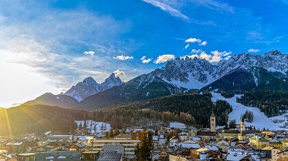 Schneebedeckte Dolomiten oberhalb von Innichen