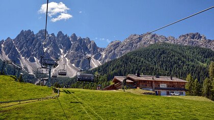 Schneebedeckte Dolomiten oberhalb von Innichen