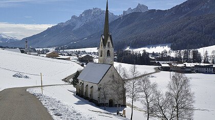 Chiesa di Villabassa in inverno