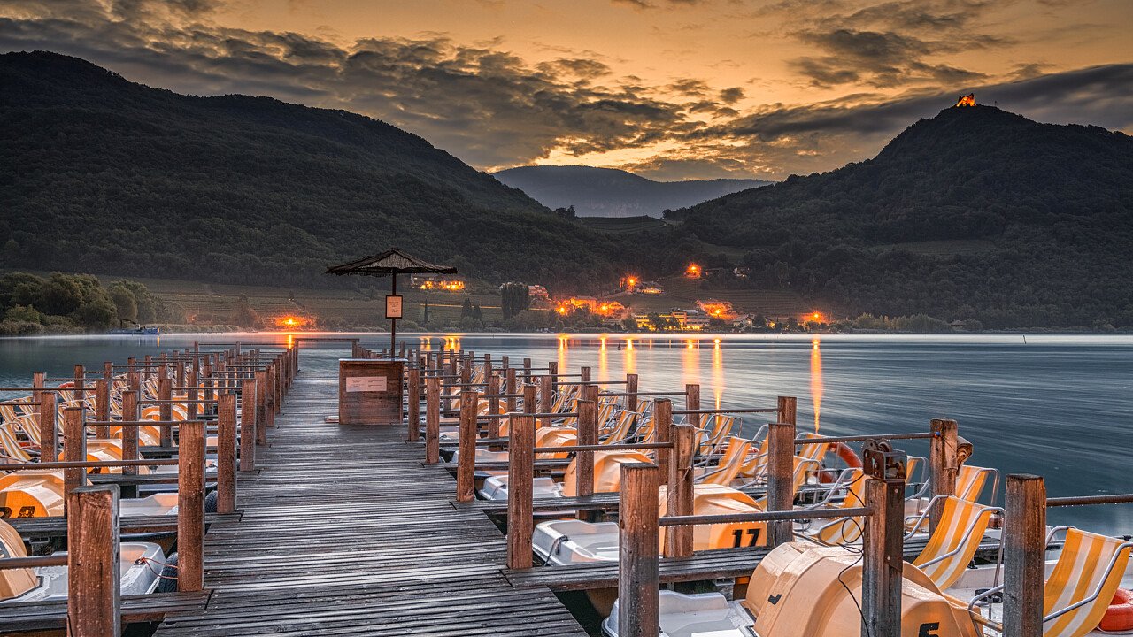 Pedalò al lago di Caldaro di sera