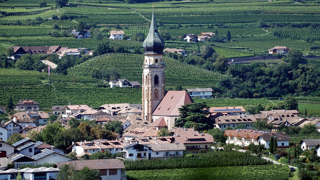 Appiano: terra di vini, castelli e laghi