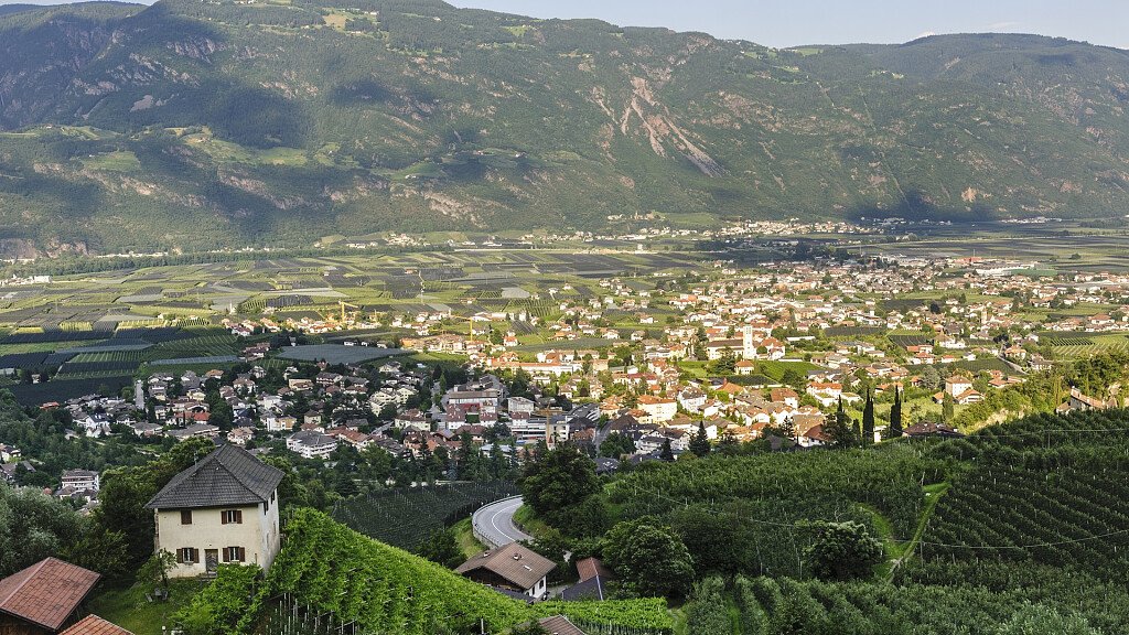 Sport and relax among the orchards in Lana