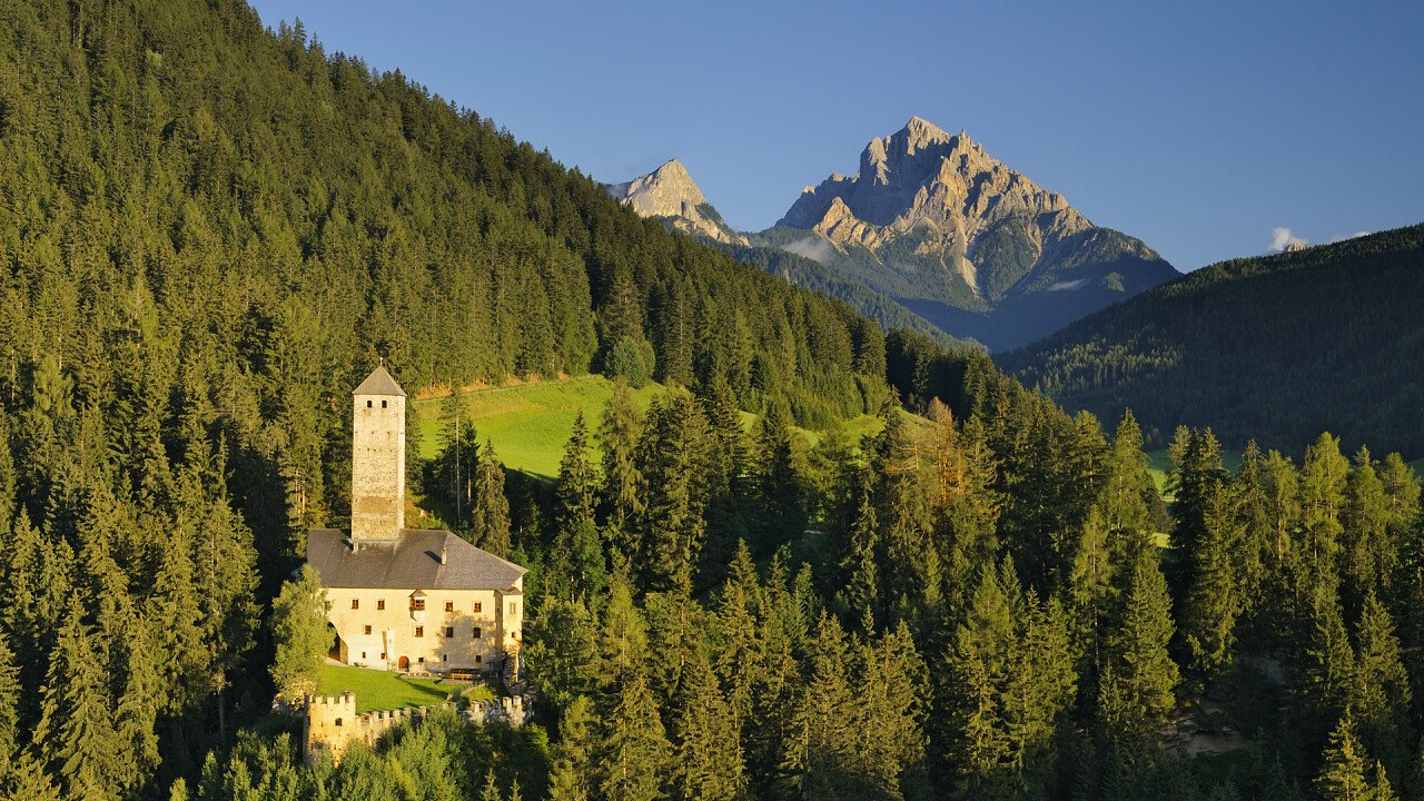 panorama_dal_castello_monguelfo_iStock