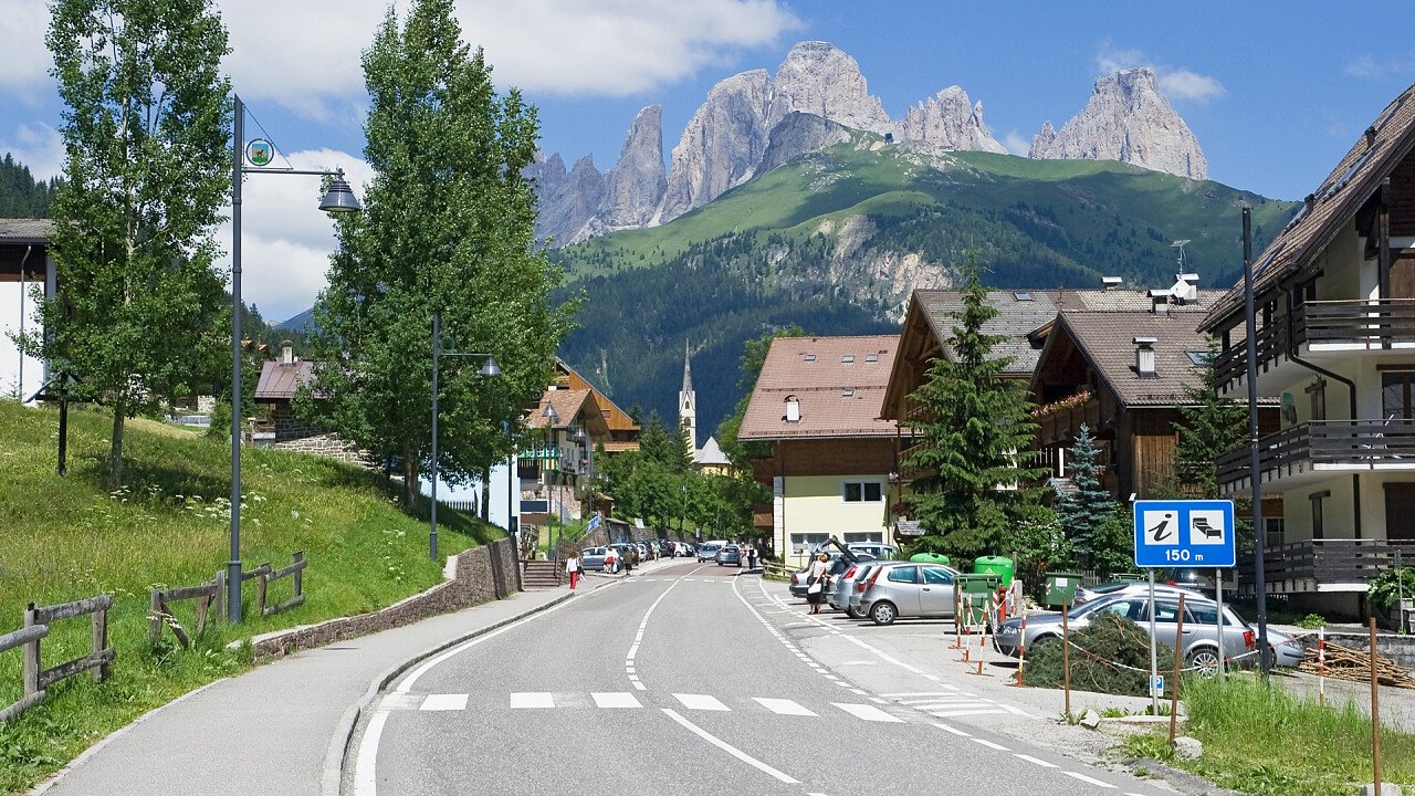 strada_paese_alba_canazei_dreamstime_antonio_scarpi