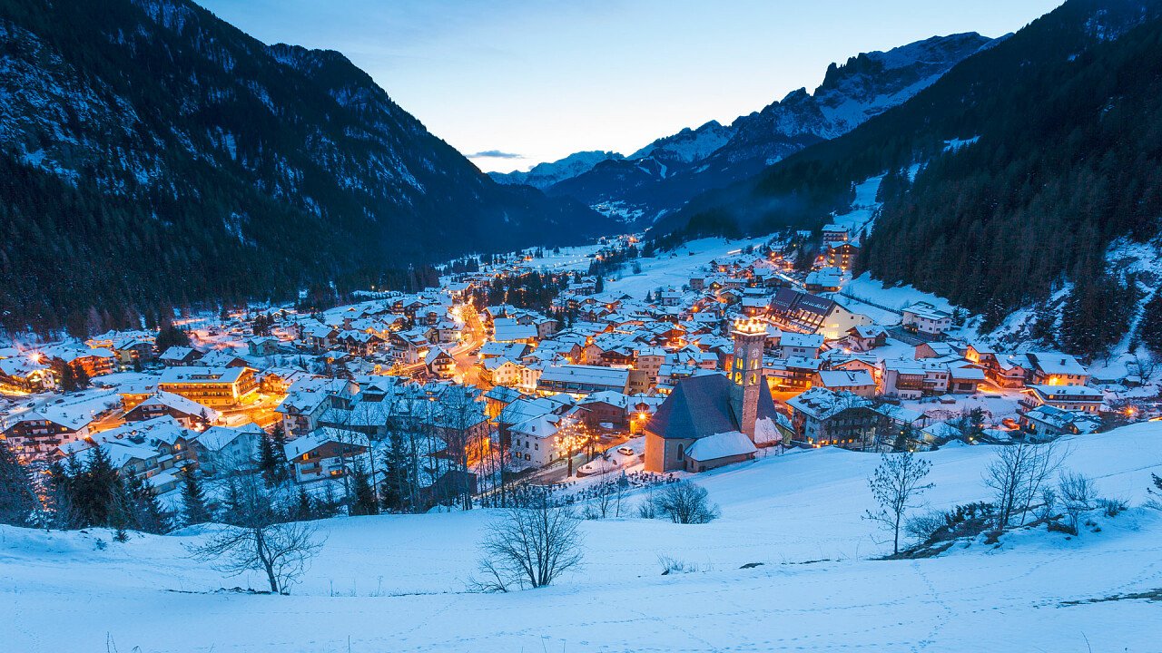 tardo_pomeriggio_inverno_luci_campitello_di_fassa_shutterstock