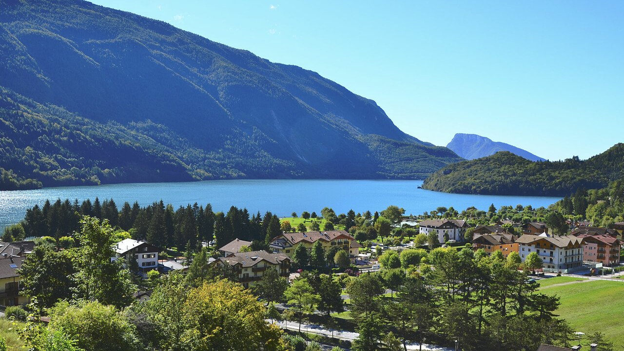 veduta_sul_lago_molveno_dreamstime_brian_flaigmore