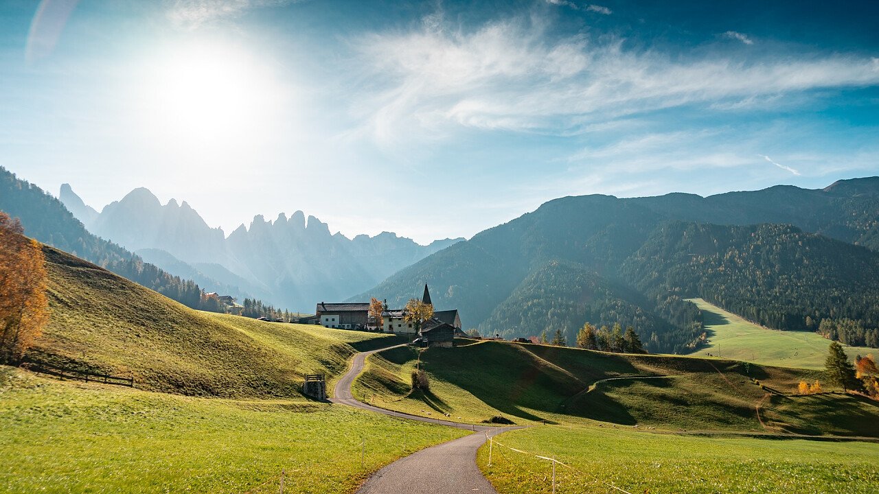 strada_chiesa_panorama_dolomiti_val_di_funes_picjumbo_viktor_hanacek