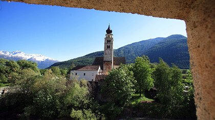 Schneebedeckte Gipfel oben Glurns