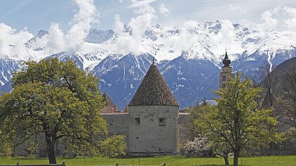 Schneebedeckte Gipfel oben Glurns