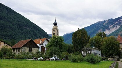 Schneebedeckte Gipfel oben Glurns