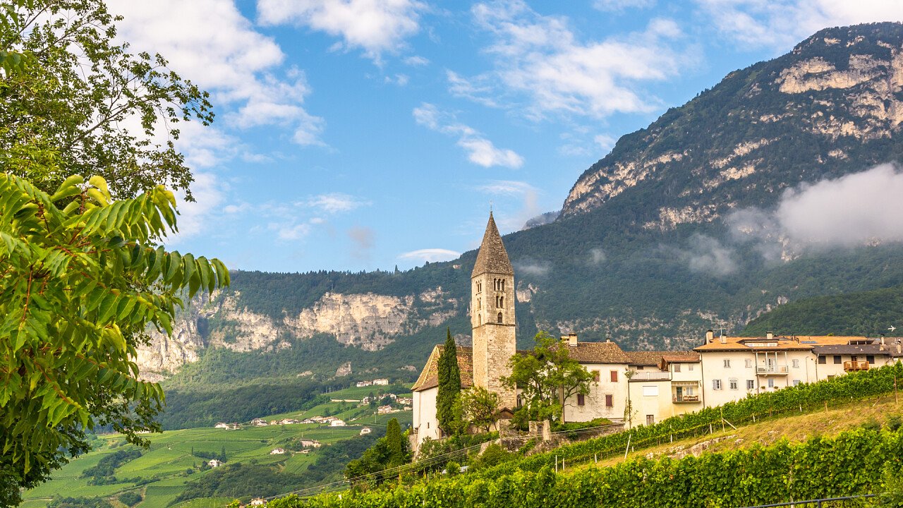 montagne_chiesa_cortaccia_sulla_strada_del_vino_shutterstock