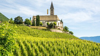 fiori_chiesa_di_cortaccia_sulla_strada_del_vino_shutterstock