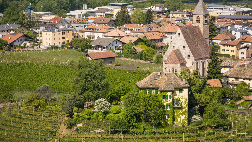 Egna: vacanza tra vigneti, portici e piste ciclabili