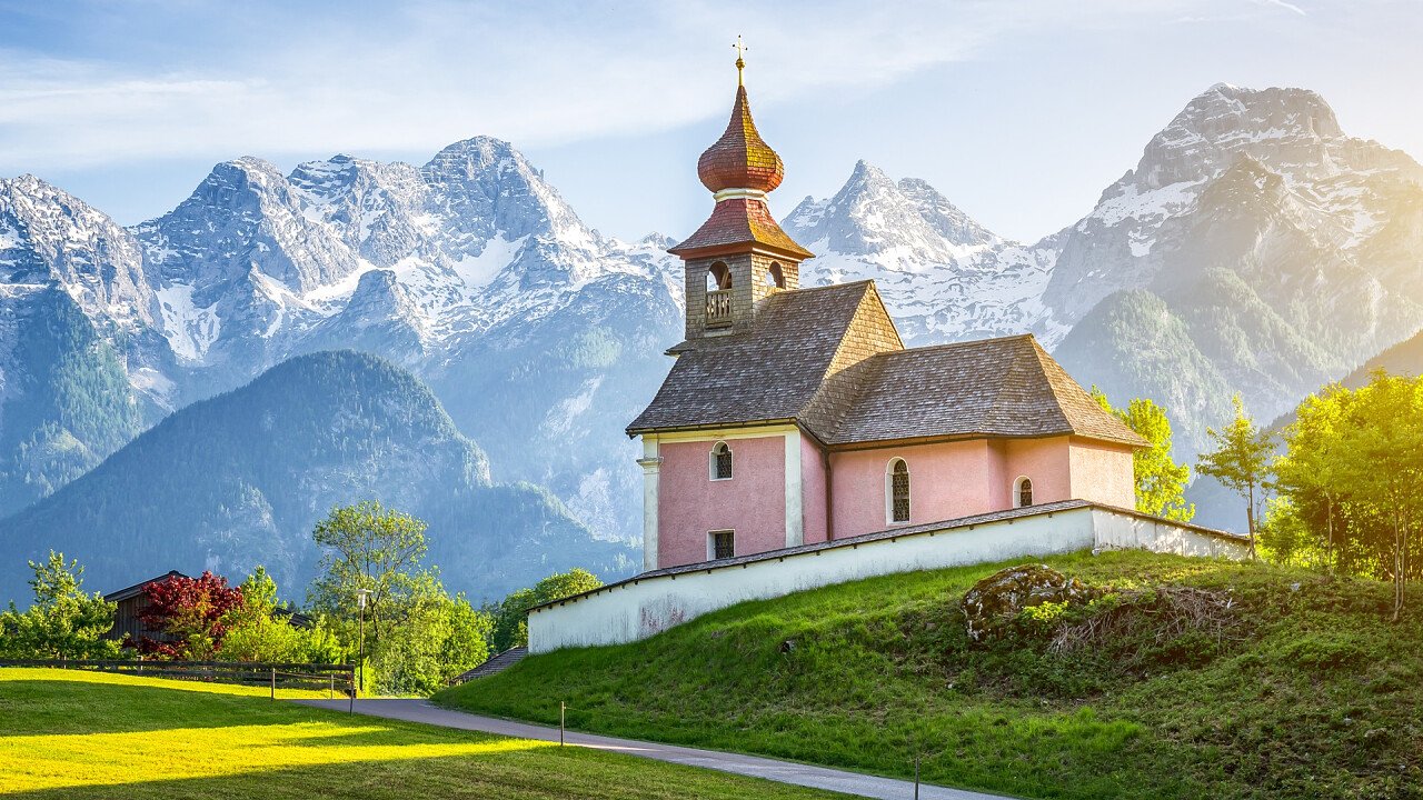 chiesa_veduta_montagne_ora_dreamstime_north2south