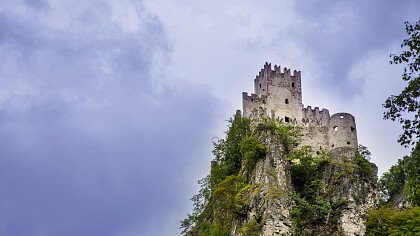 sotto_il_castello_salorno_dreamstime_claudio_carra