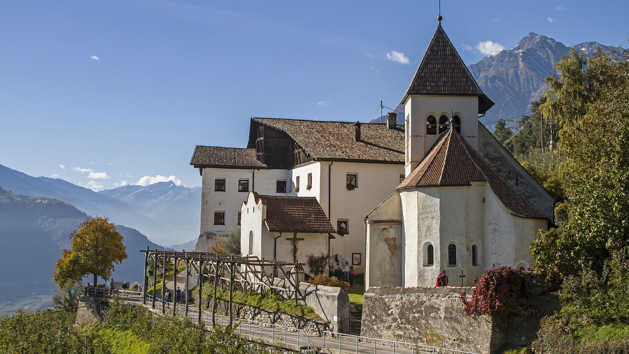 chiesa_san_pietro_tirolo_iStock