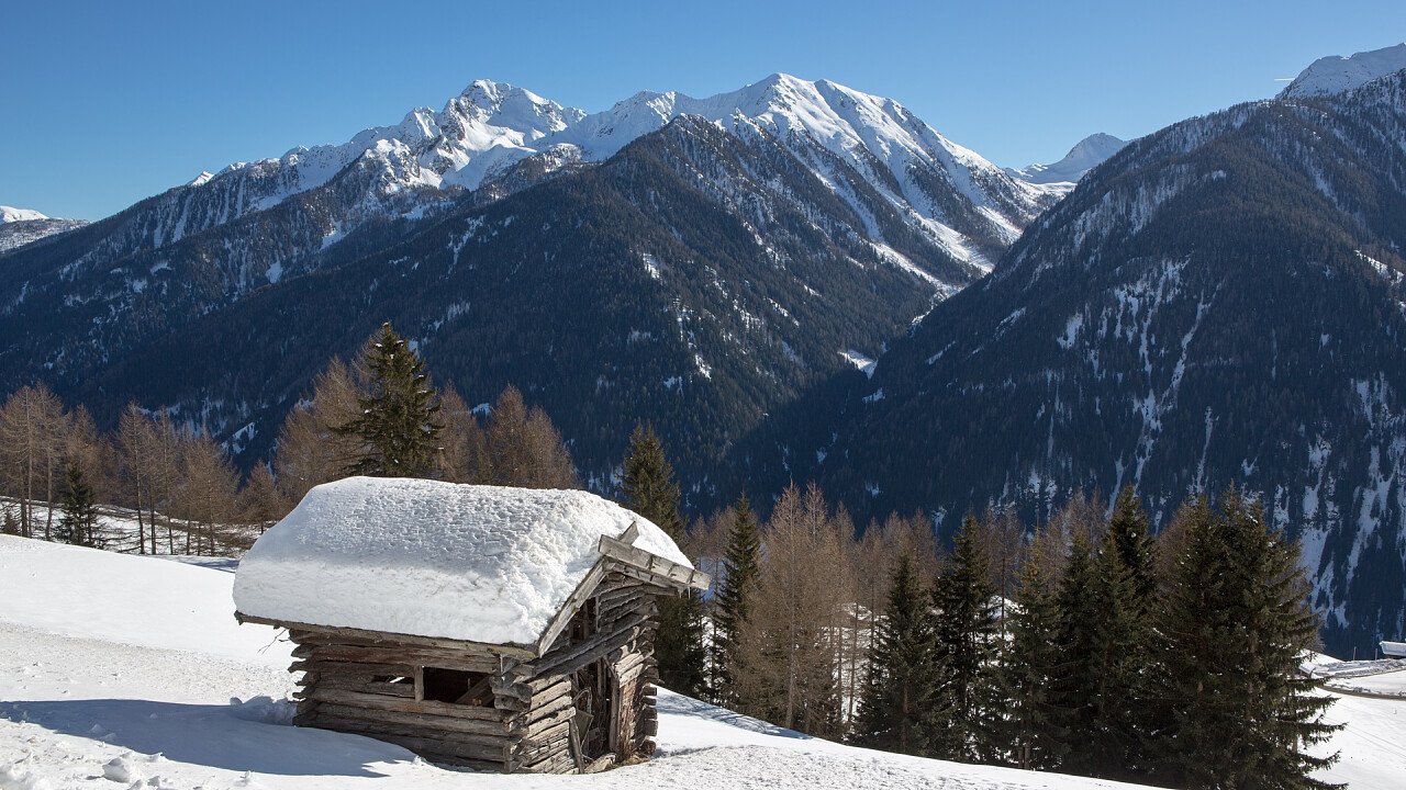 inverno_piccola_baita_val_d_ultimo_dreamstime_cagol_stefano