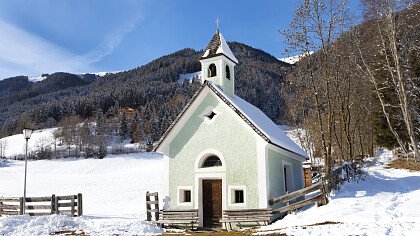 inverno_chiesa_rasun_anterselva_dreamstime_emanuele_leoni