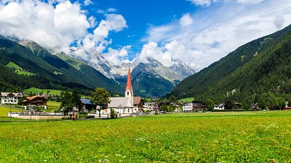 inverno_chiesa_rasun_anterselva_dreamstime_emanuele_leoni