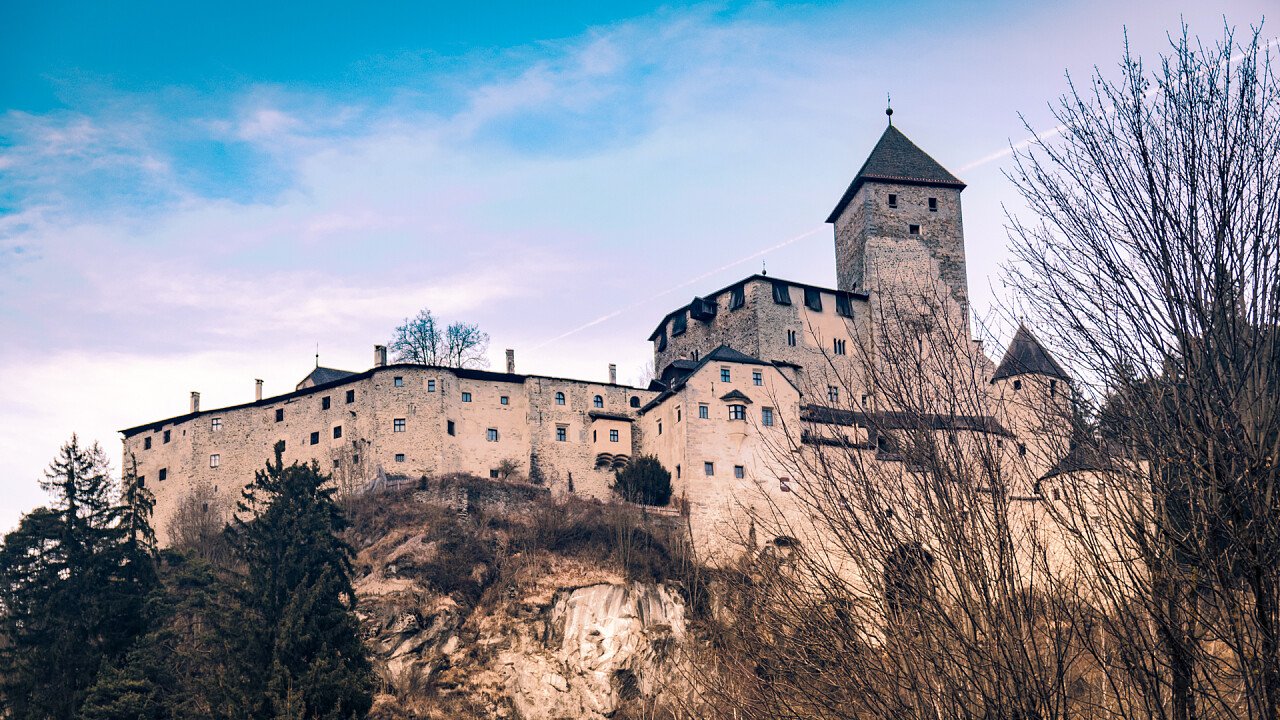 sotto_mura_del_castello_tures_campo_tures_dreamstime_toldiu74