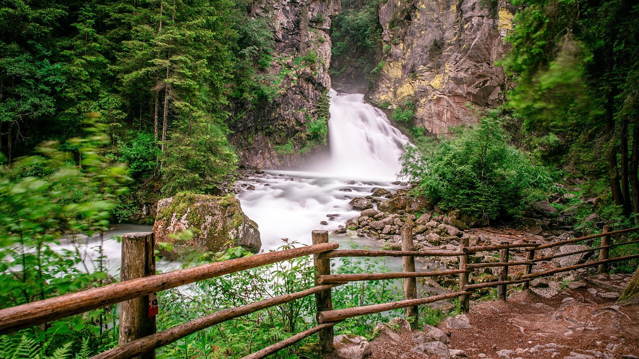 sentiero_natura_cascata_campo_tures_shutterstock