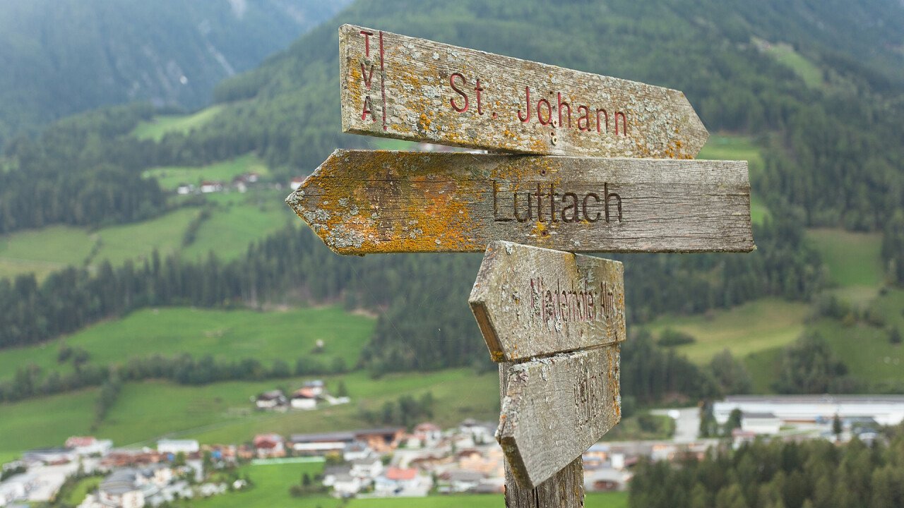 segnaletica_sentieri_lutago_shutterstock