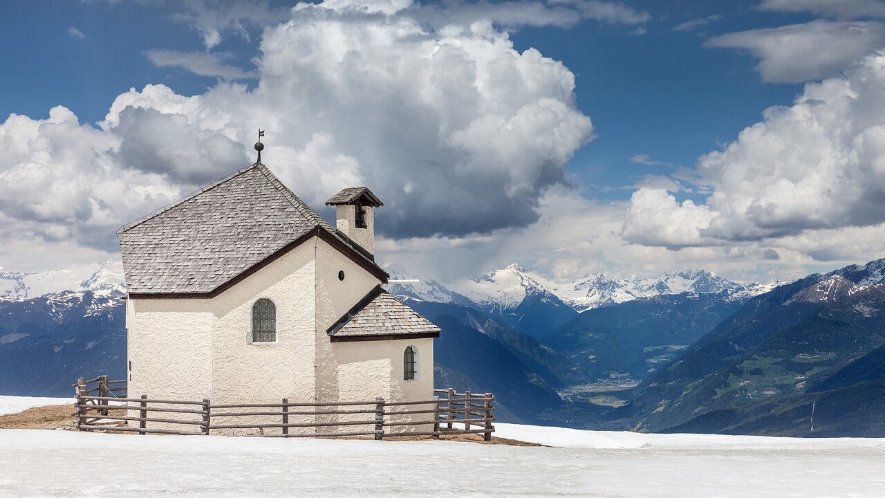 chiesa_prato_neve_valdaora_dreamstime_daniela_lechner