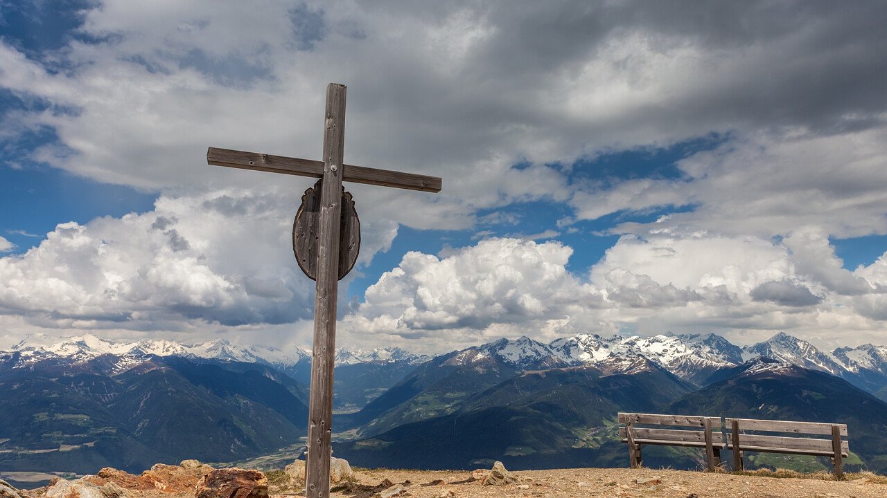 croce_cima_montagna_valdaora_dreamstime_christian_mueringer