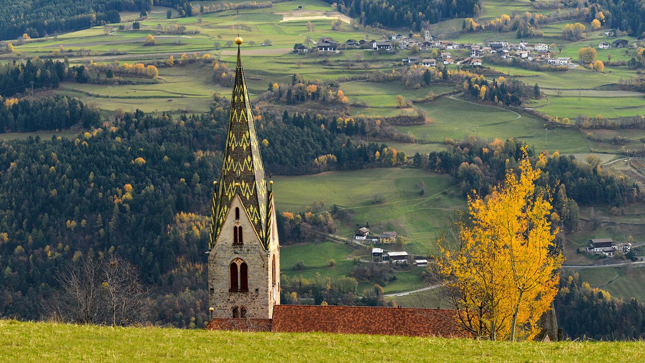 albero_giallo_tetto_campanile_chiesa_villandro_dreamstime_danciaba