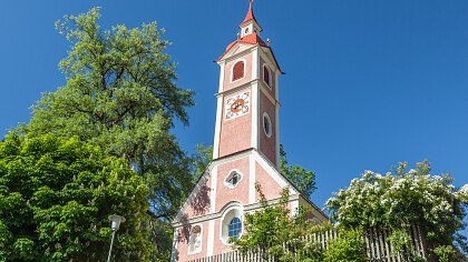 sommer_kirche_steinhaus_depositphotos