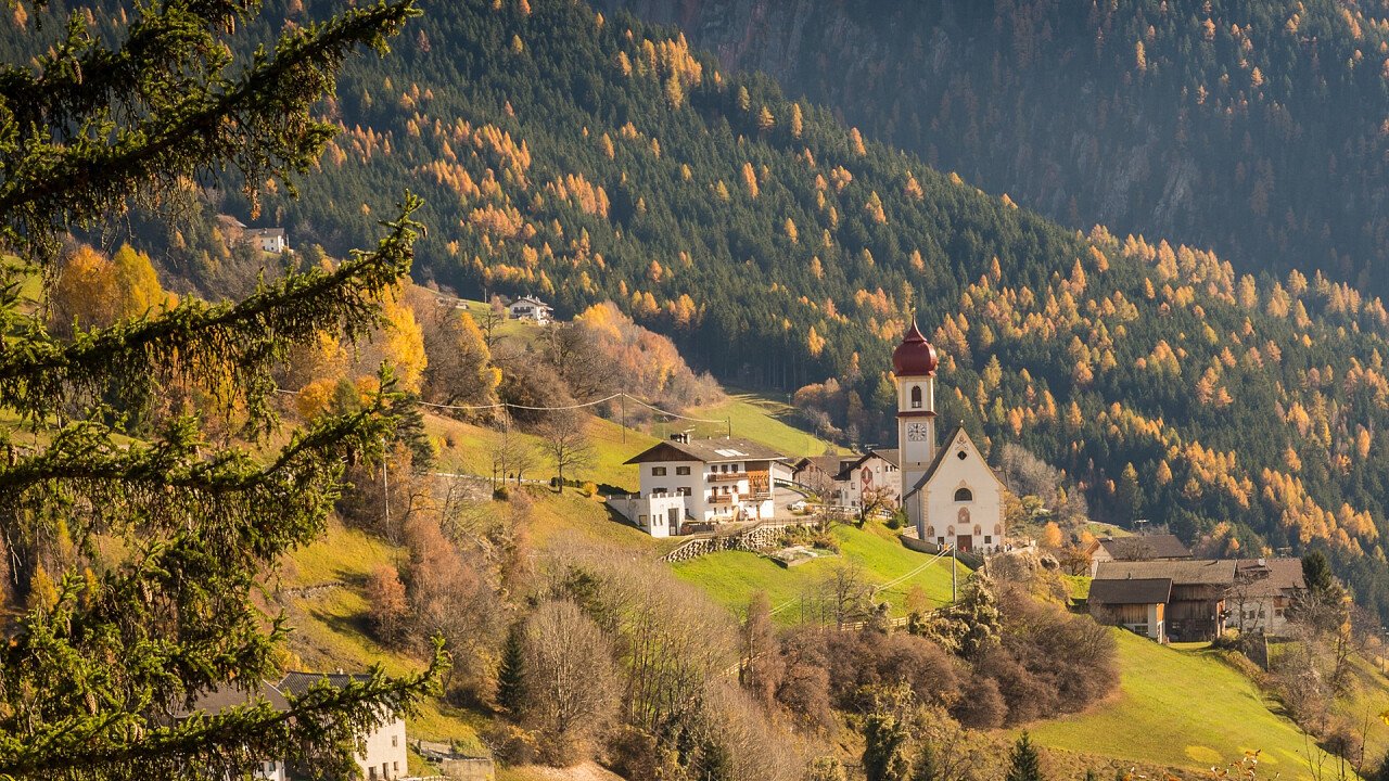 Chiesa di San Pietro di Laion in autunno