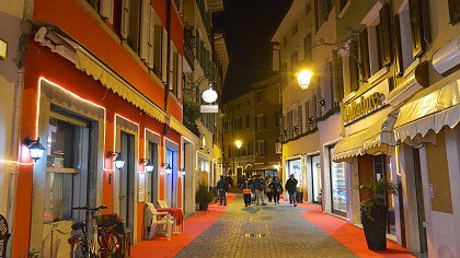 Straßen des Zentrums von Arco im Winter