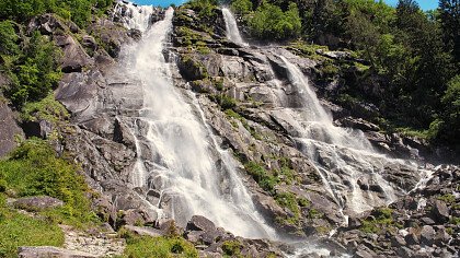 sommer_wasserfälle_carisolo_shutterstock