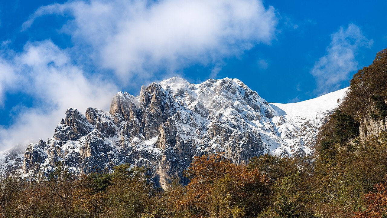 chneebedeckte Berge oberhalb von Tenno