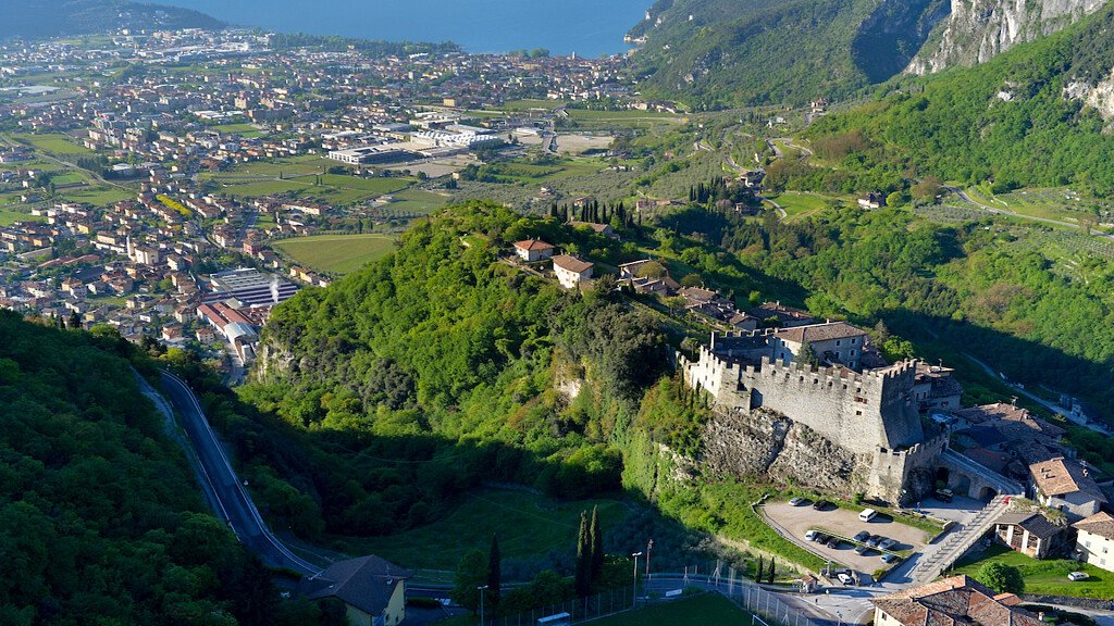 Tenno: castello, lago e cascata di Varone
