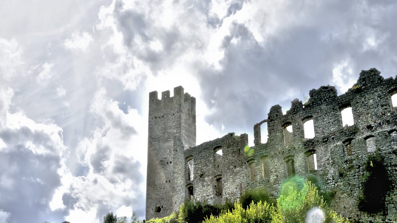 rovine_castello_belfort_spormaggiore_dreamstime_themaxx23