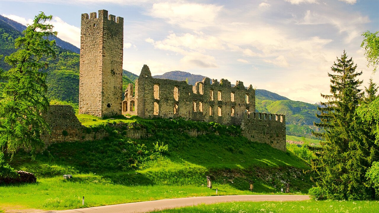 castel_belfort_spormaggiore_dreamstime_lianem